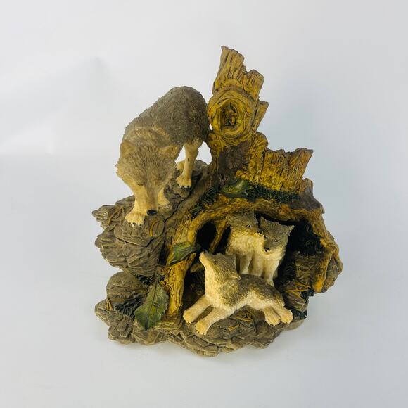 Herco Gift Professional Wolf Mother & Pups  6” L  x 5 1/2” W x 6 3/8” H - Picture 1 of 6